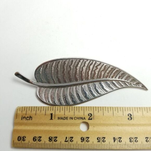 Vintage Leaf Shape Brooch, Minimal Silver Tone Design, Lapel Pin, Unisex - Picture 4 of 5